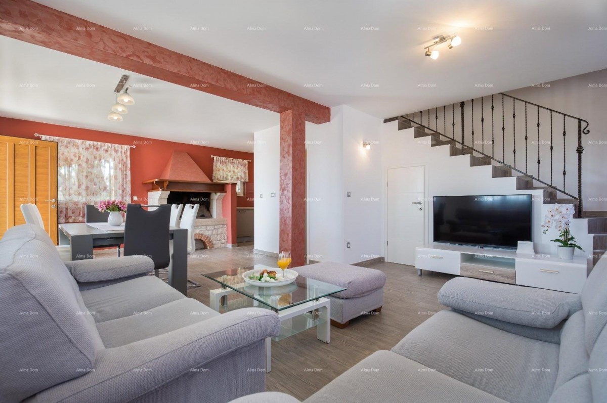 Fažana, detached house on a large plot of 1844 m2. View of the entire Fažana. 3