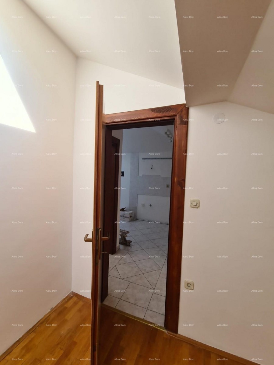 Odlična priložnost! Prodaja stanovanja na vrhunski lokaciji, Medulin! Pet minut lahke hoje do morja in plaž. Neposredna bližina kampa. 14