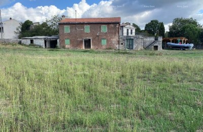 Kanfanar, Gradbena parcela 2.450 m² s staro kameno hišo in pogledom na morje