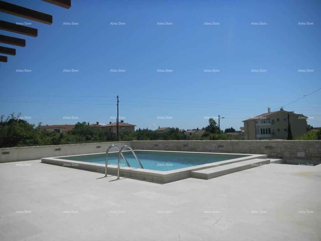 Vendiamo un appartamento al piano terra con piscina privata. Medolino 13