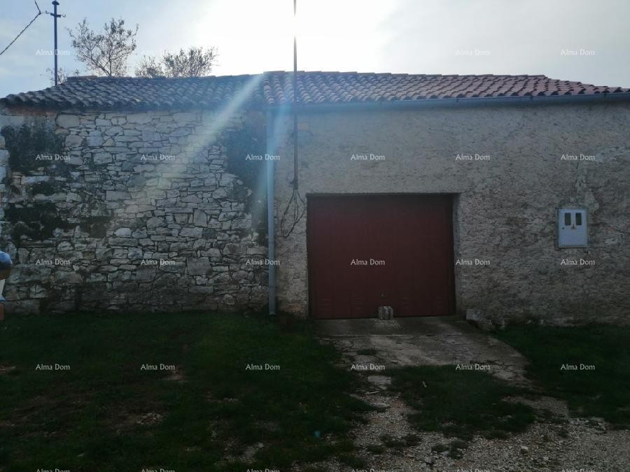 Građevinski teren sa 3 manja legalizirana objekta. Vareški. 2