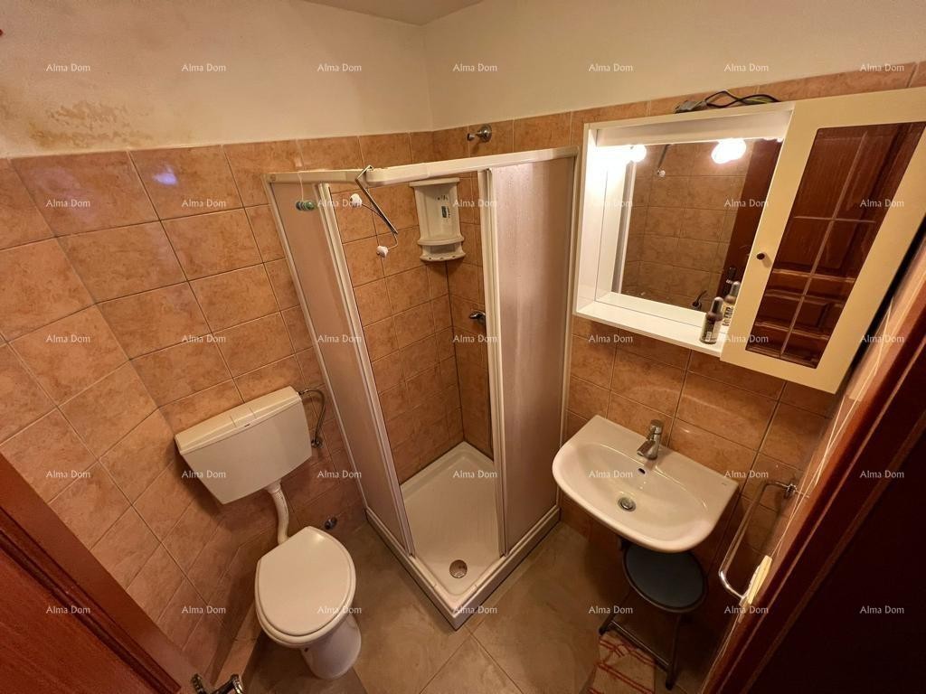 Красивый каменный дом примерно в десяти километрах от центра Пореча. 24