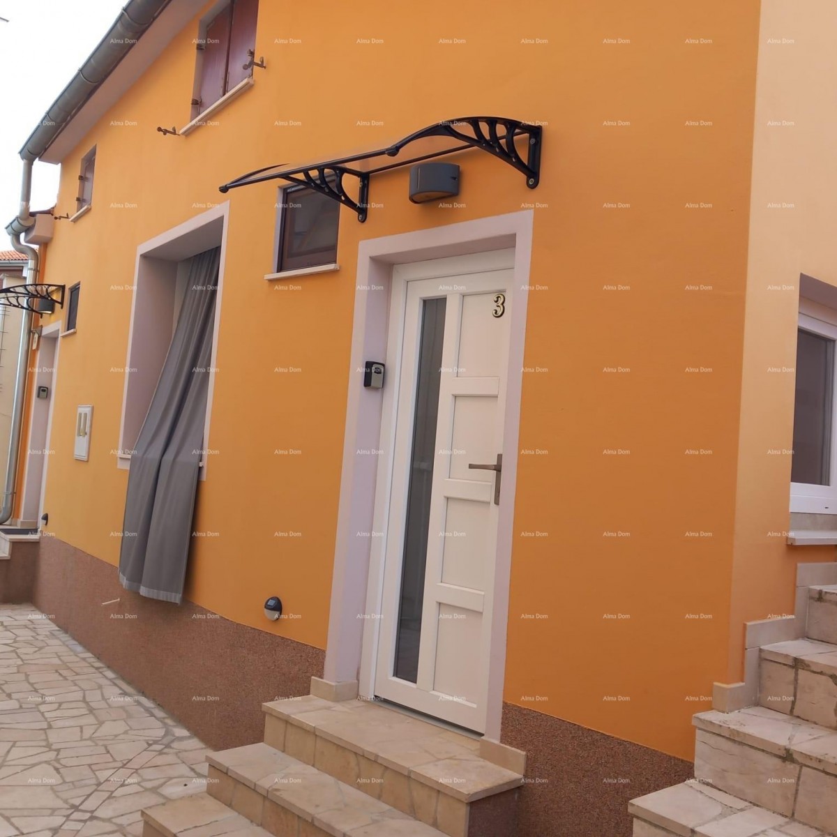 Prodaje se kuća sa 3 apartmana i dvorištem, blizu Pule. Pješčana uvala. 31