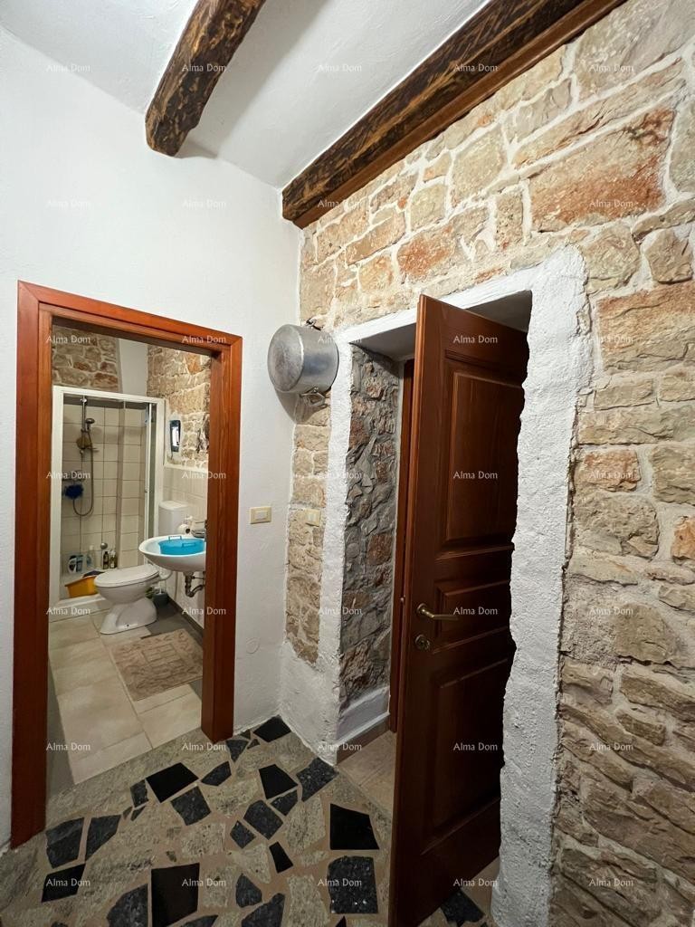 Šarmantna kamena kuća na prostranom terenu u blizini Poreča. 10