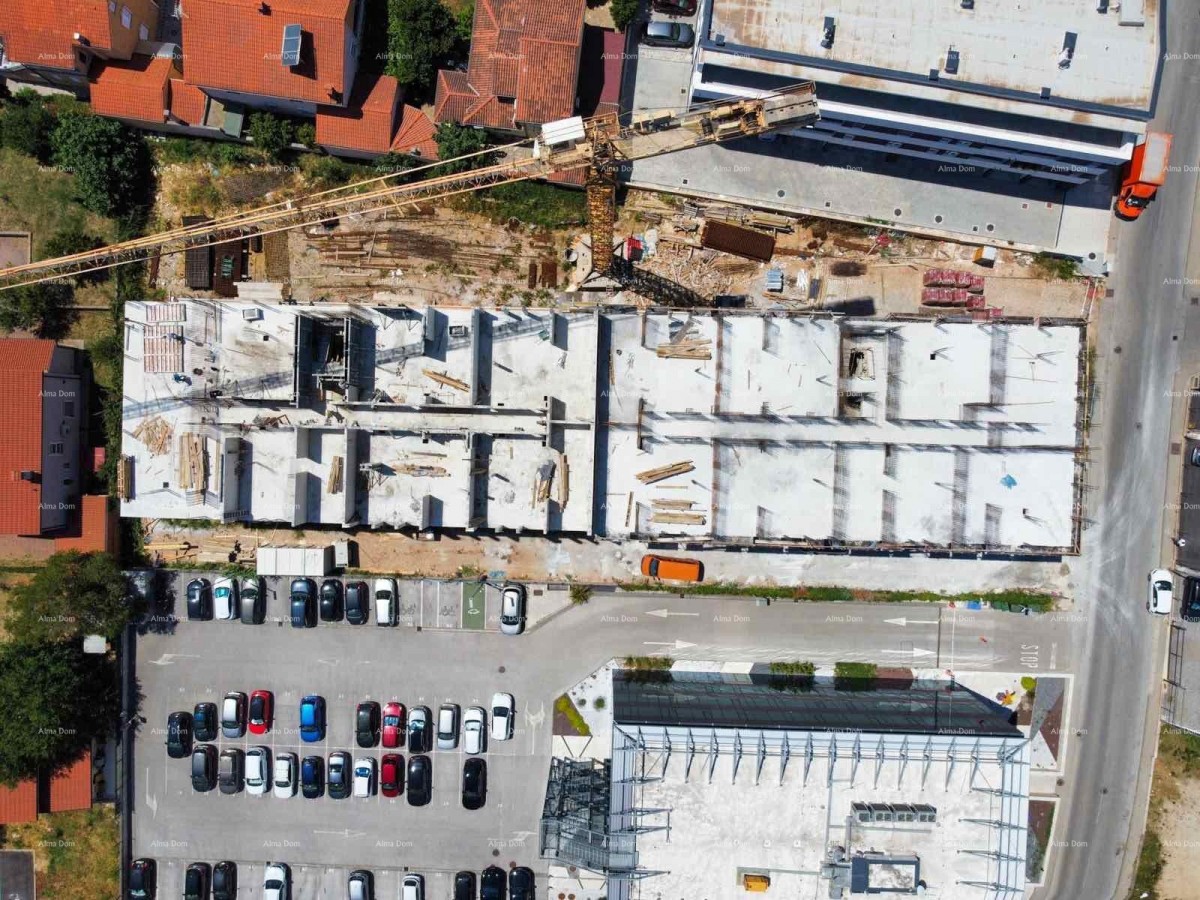 Pula. Nuovo edificio residenziale. Vendita di un appartamento con posto auto e cantina. Vicinanza al nuovo ospedale. S37 9