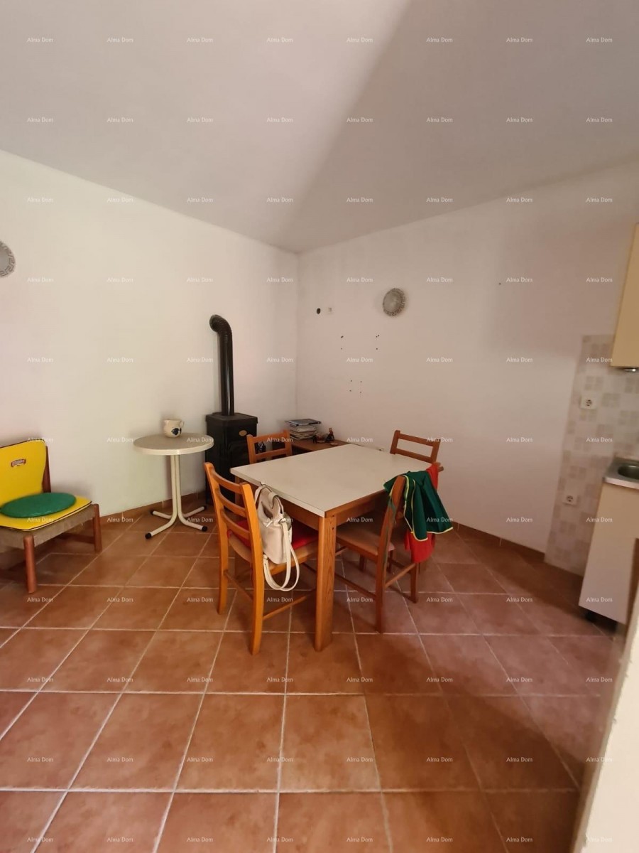 Prodaja hiše z dvoriščem in velikim zemljiščem, Barban 10