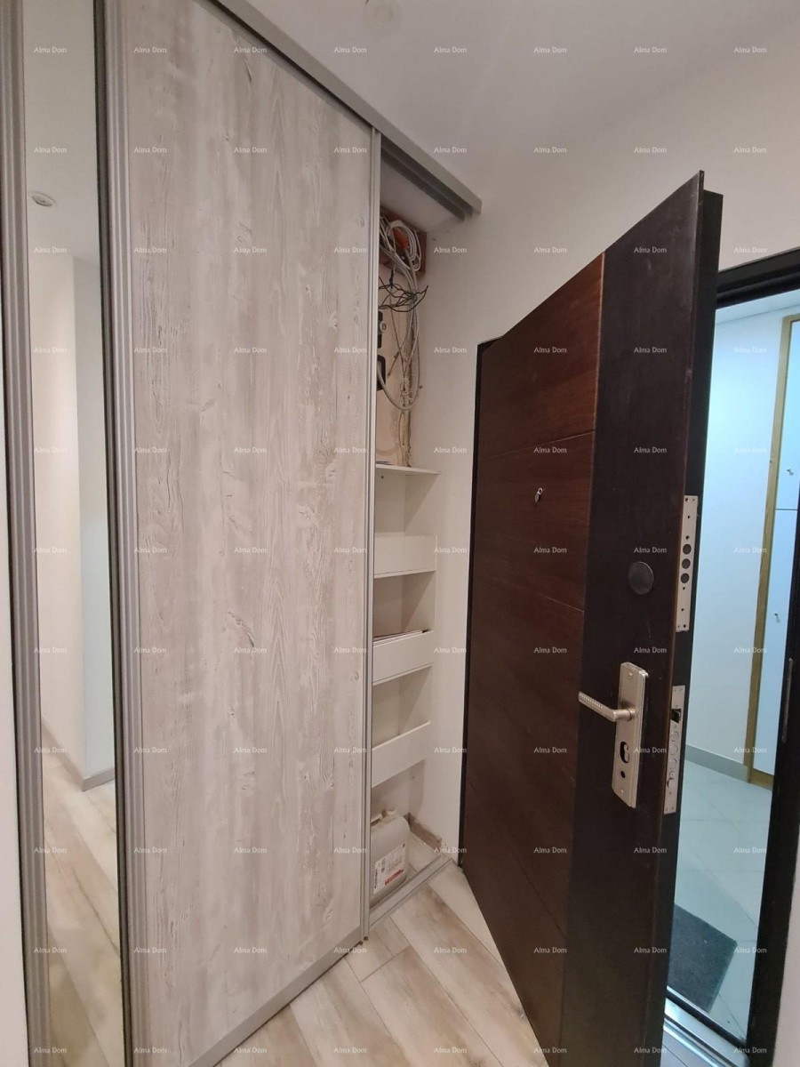 Pula – renoviran dvosobni stan u centru, 72,83 m². Stan se nalazi na glavnoj  tržnici. 12