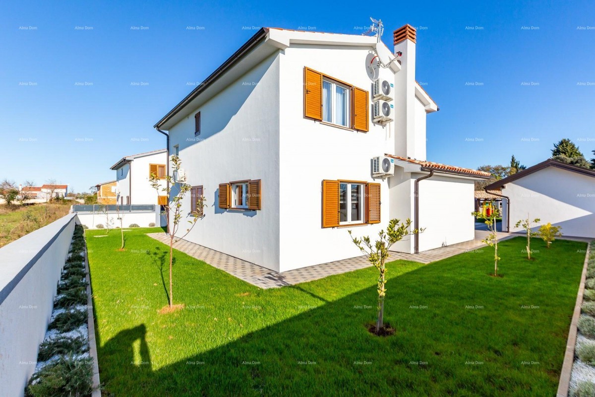 Detached house in Pula.  8 km.   Šikići. 1