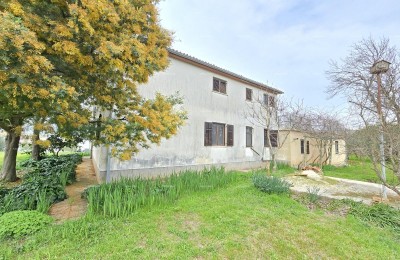 Просторный дом недалеко от Пулы! Два квартиры - 2500 м² земли!