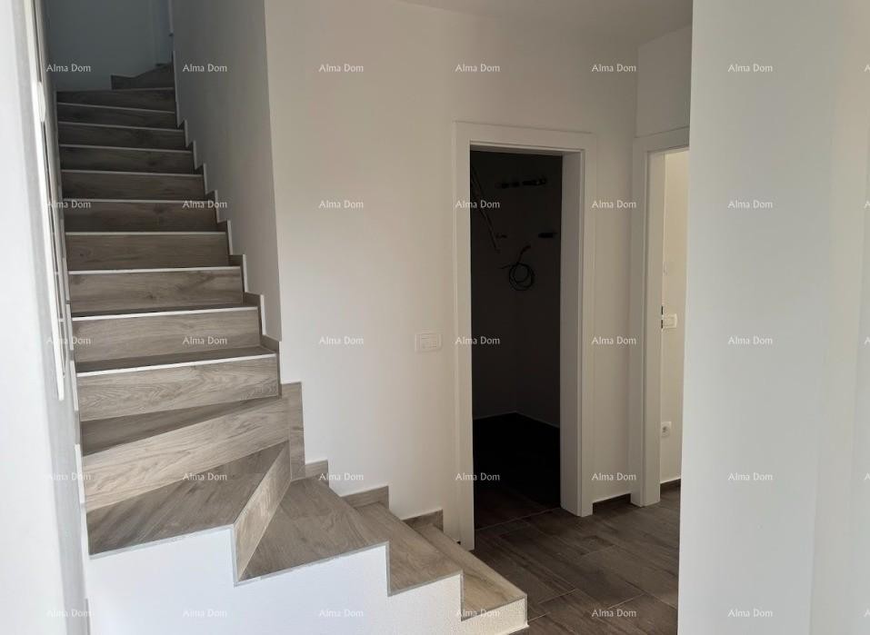 Luksuzni dvoetažni stan s pogledom na more i prostranom terasom u Zambratiji 4