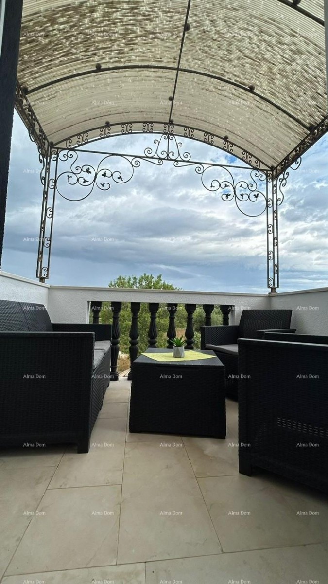 Pula Veli vrh. We are selling a house with multiple apartments and a swimming pool. 18