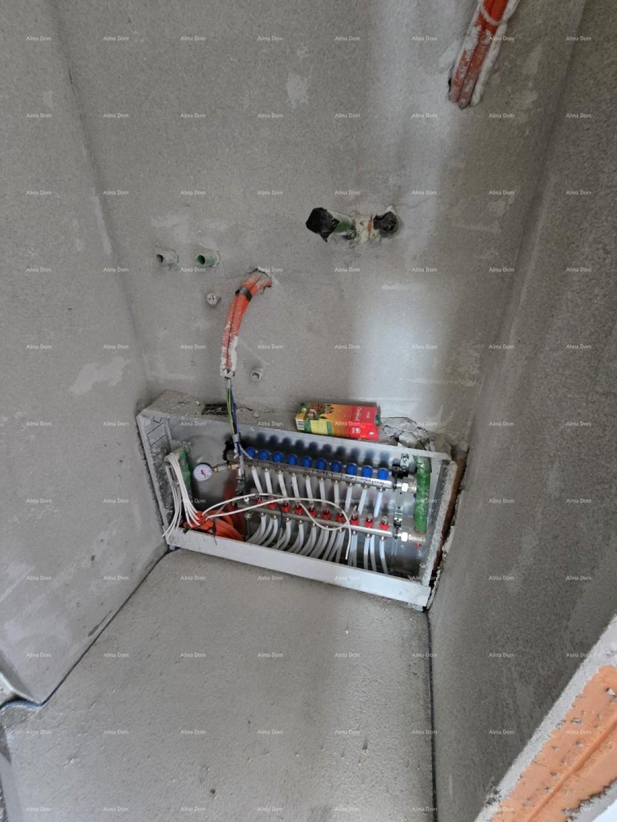 Prodaje se luksuzan stan u Medulinu,  strogi centar mjesta, par minuta lagane šetnje do rive i mora. 24