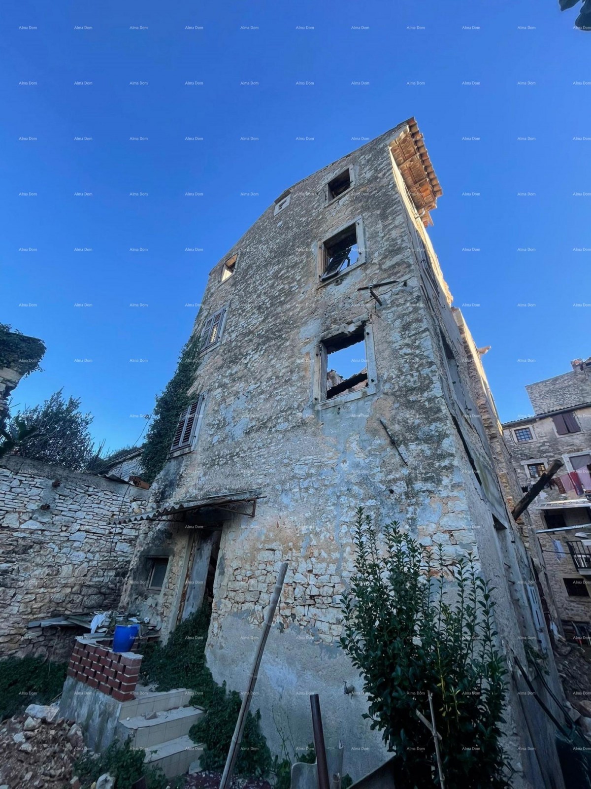 Продается каменный дом для ремонта в сердце Водняна. 1