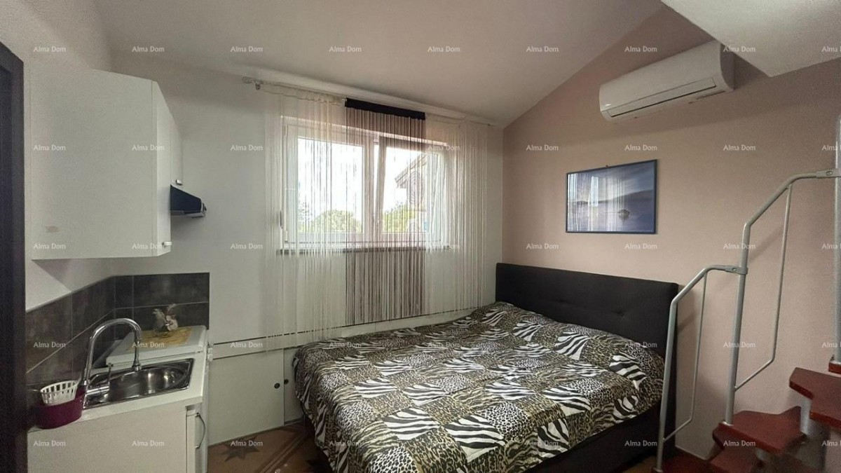 Pula Veli vrh. We are selling a house with multiple apartments and a swimming pool. 34