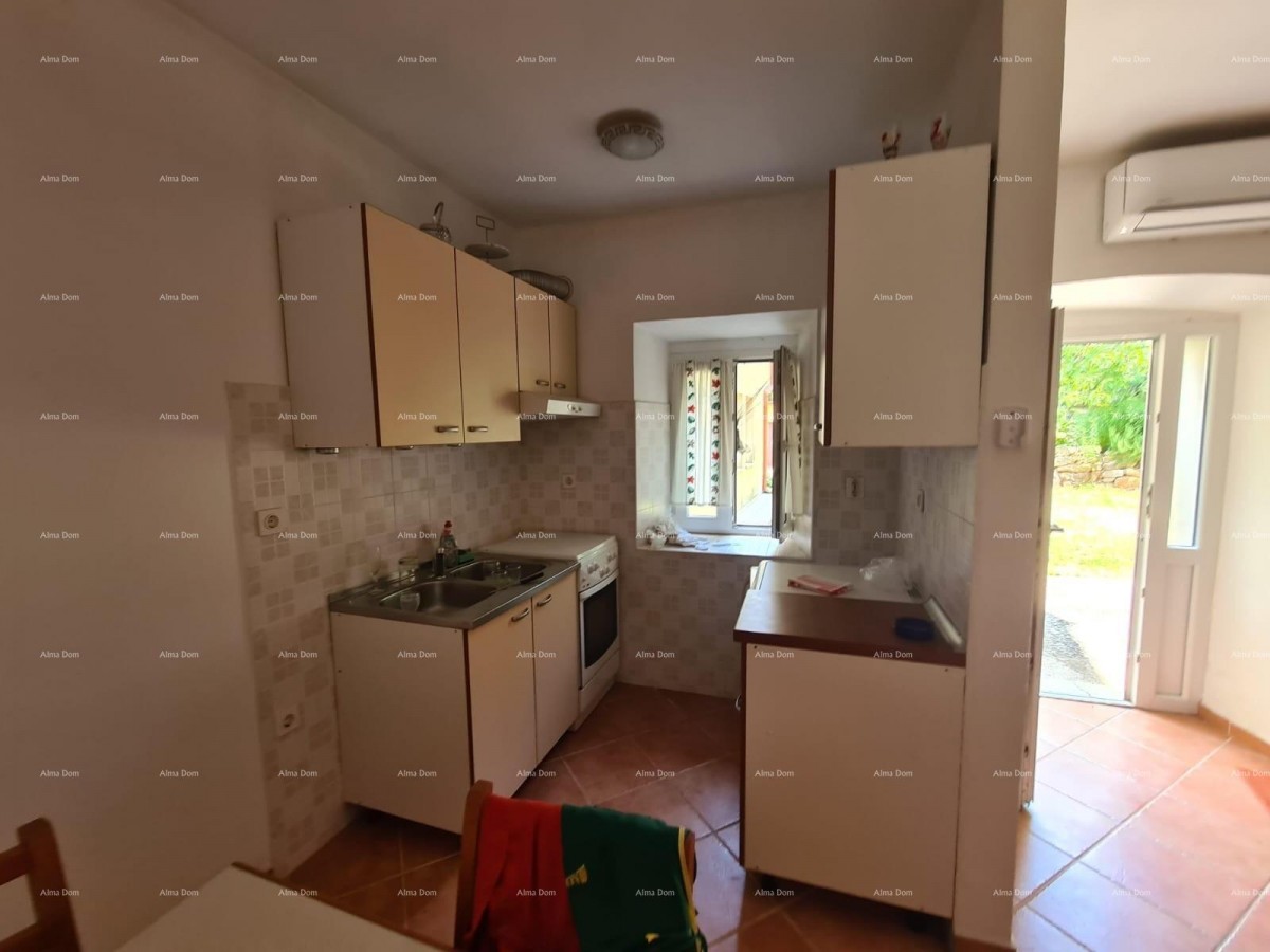 Prodaja hiše z dvoriščem in velikim zemljiščem, Barban 9