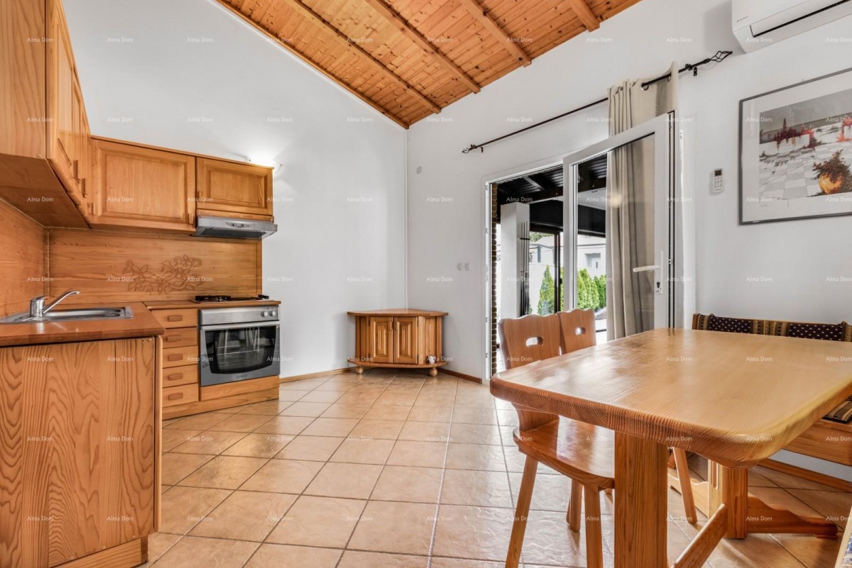 Vendita di due case collegate a Pomer 35