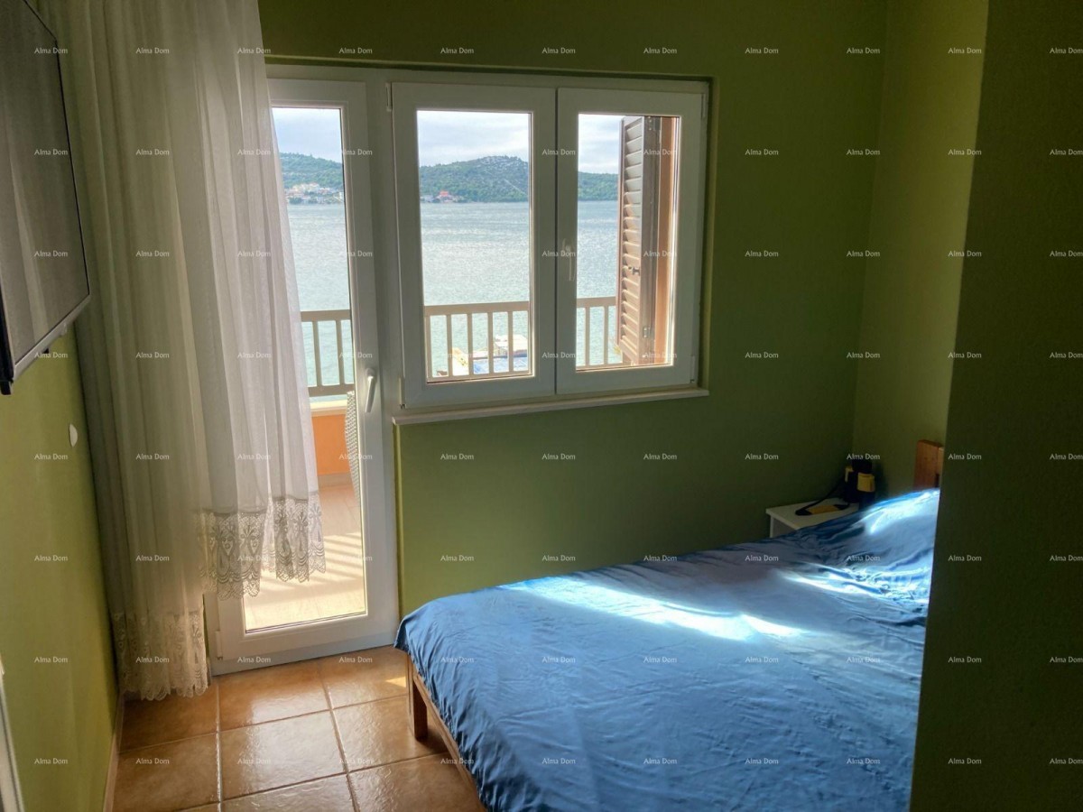 Prodaja - Prvi red do morja! Moderna, prostorna hiša s 4 ločenimi stanovanji, garažo in pomolom, Rogoznica. 22