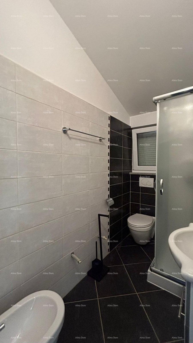 Pula Veli vrh. We are selling a house with multiple apartments and a swimming pool. 17