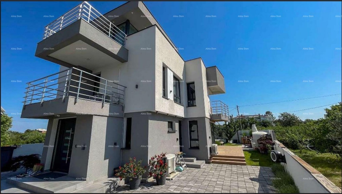 Современная вилла в Истрии с видом на море, крытой террасой и ухоженным садом – 800 м от пляжа 1