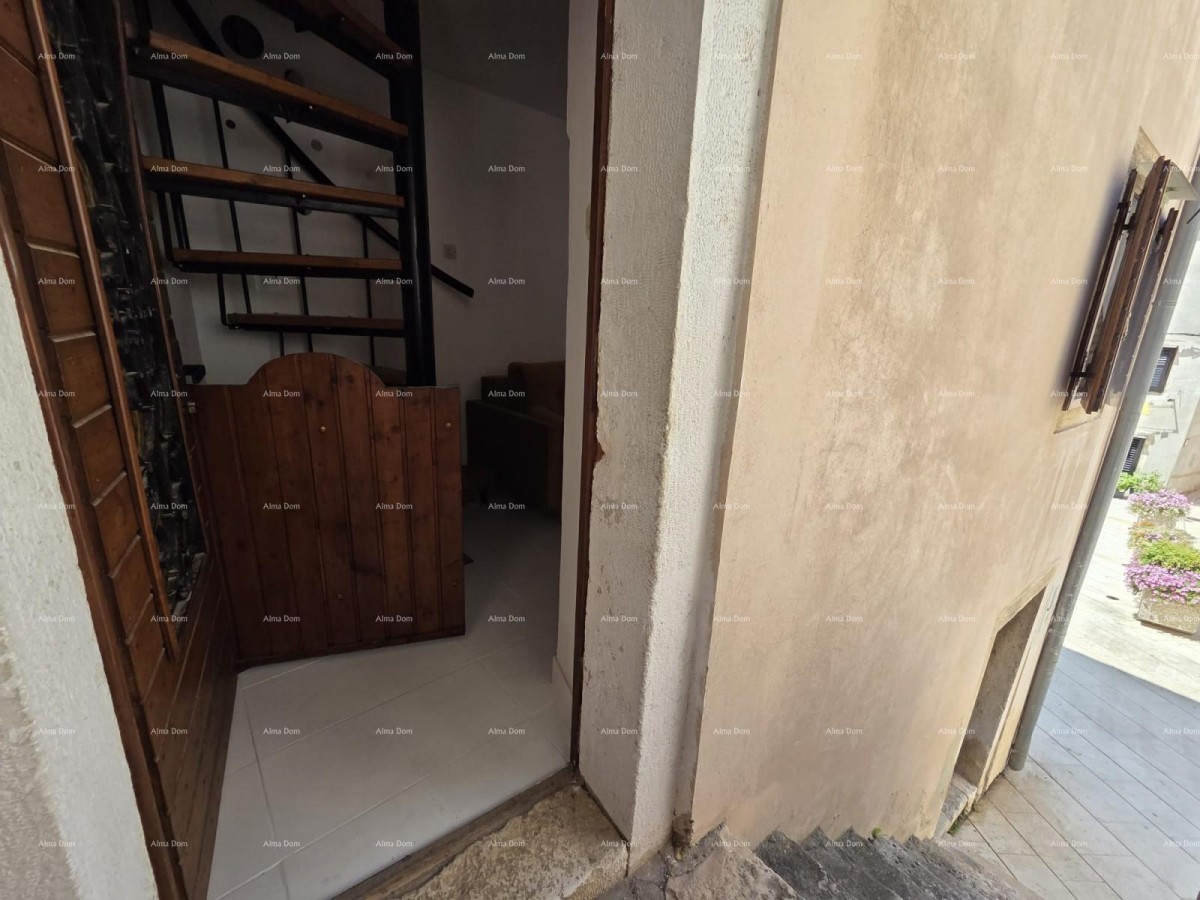 For sale: Renovated stone house in the center of the town of Vodnjan. 12
