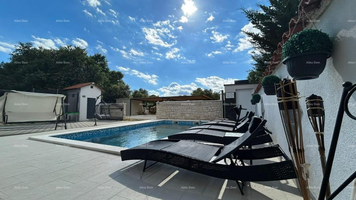 Pula Veli vrh. We are selling a house with multiple apartments and a swimming pool. 1