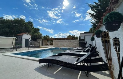 Pula Veli vrh. Prodajamo hišo z več apartmaji in bazenom.