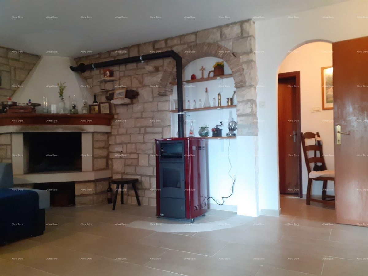 NOVIGRAD - Prodaja dveh stanovanj v družinski hiši 17