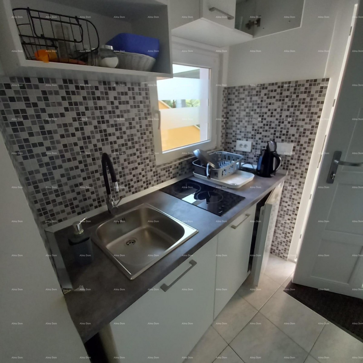 Prodaje se kuća sa 3 apartmana i dvorištem, blizu Pule. Pješčana uvala. 17