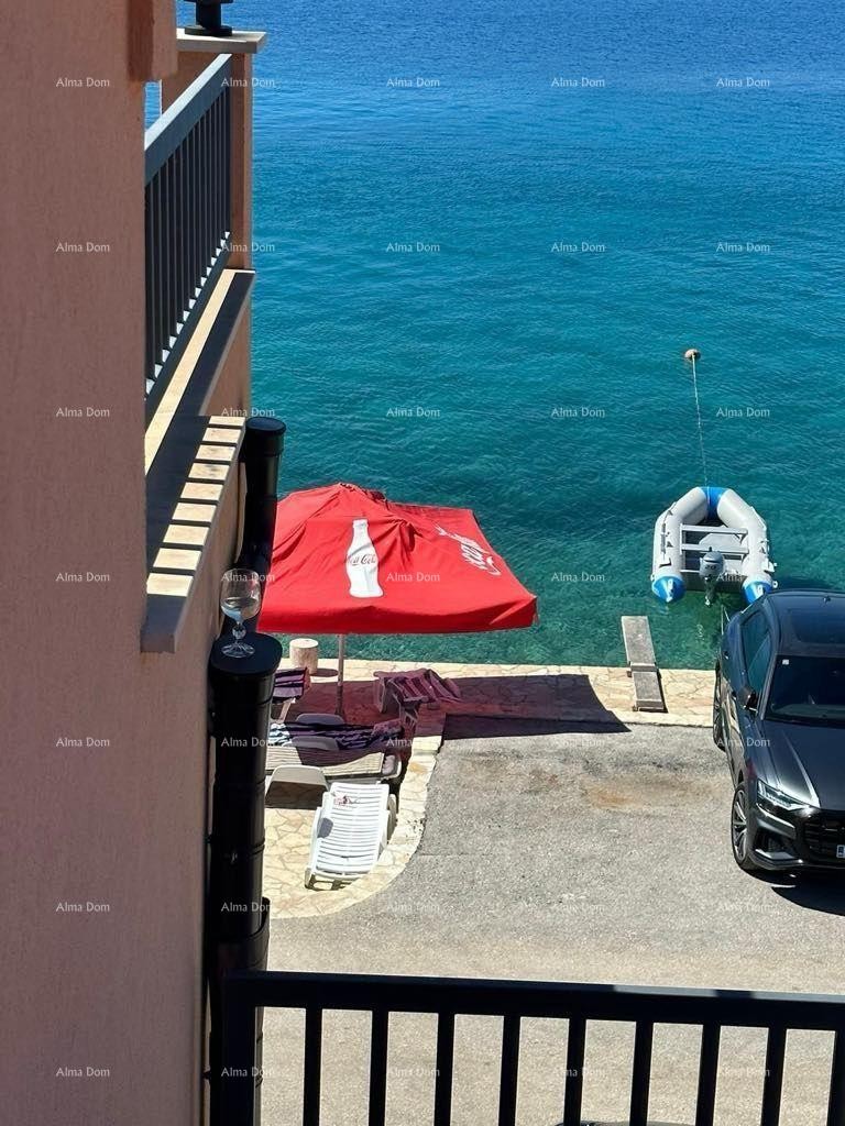 Prodaja - Prvi red do morja! Moderna, prostorna hiša s 4 ločenimi stanovanji, garažo in pomolom, Rogoznica. 6