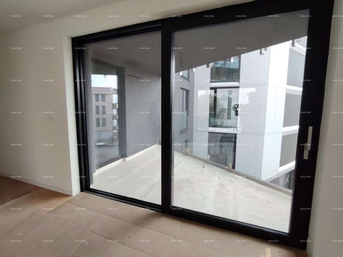 Prodaja stanova u stambeno-poslovnoj zgradi sa pogledom na more, centar Umaga! / S9 9