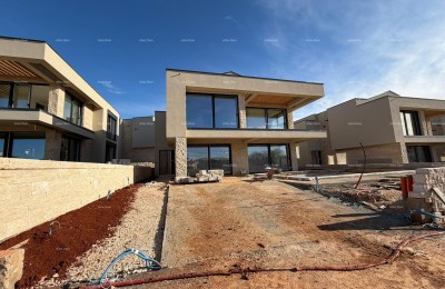 Продажа современных вилл в красивом жилом районе Умага