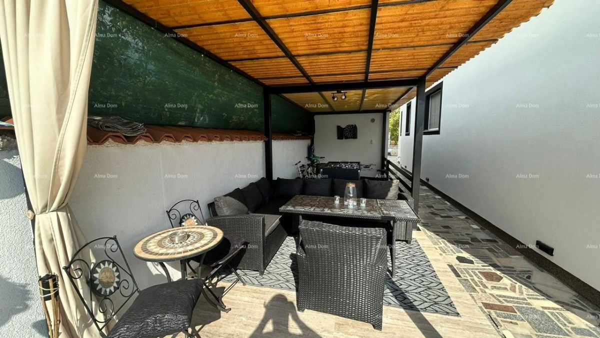 Pula Veli vrh. We are selling a house with multiple apartments and a swimming pool. 47