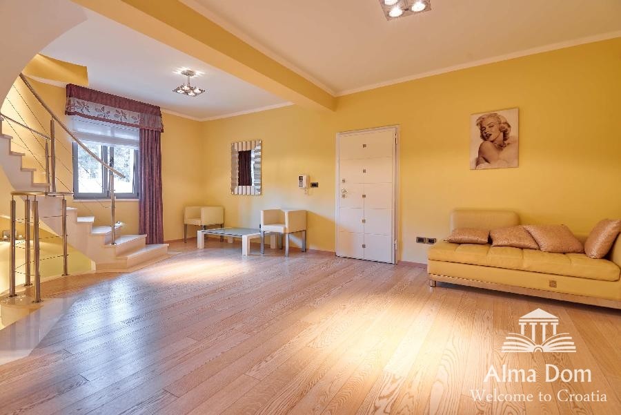 Первая линия - Элитная вилла с бассейном и гаражом в уникальном месте! 20