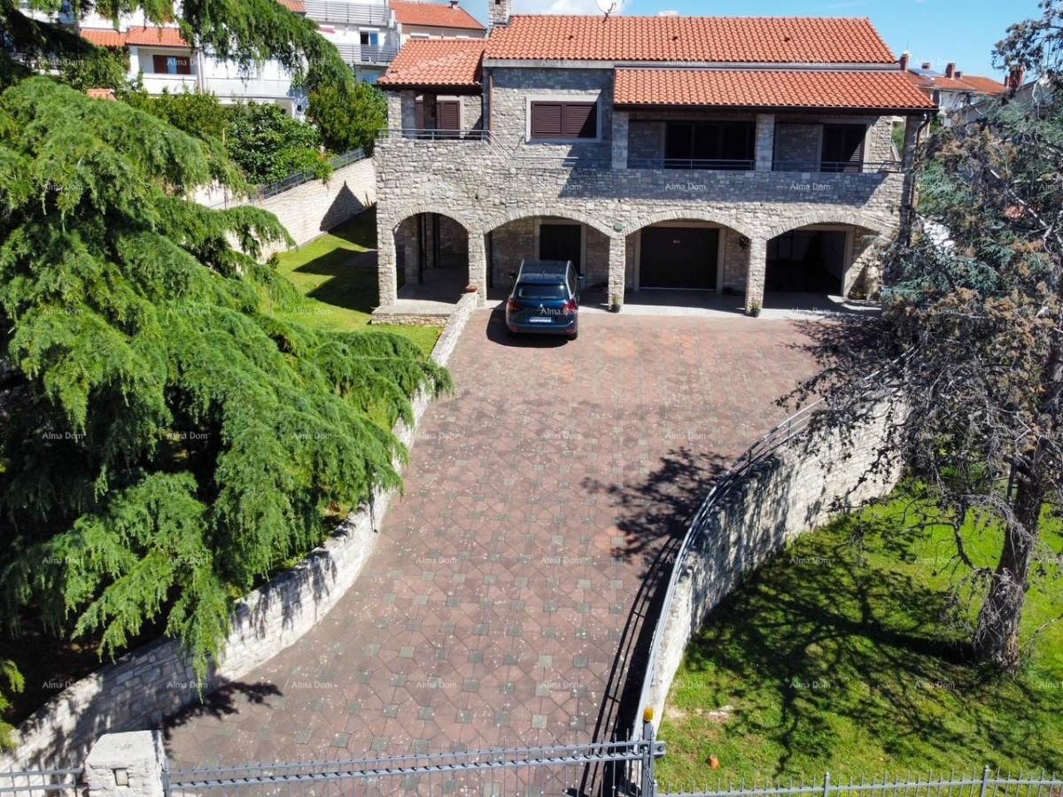 Bellissima casa con piscina a Pola, ideale per famiglie o investimento. 4
