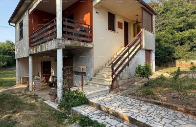 Очаровательный семейный дом с большим приусадебным участком и дополнительным строительным земельным участком недалеко от Барбана