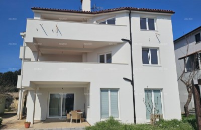 BANJOLE – prostorna hiša z več stanovanjskimi enotami in dodatnim gradbenim zemljiščem