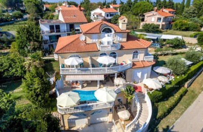 Casa con appartamenti e piscina a Premantura – vista mare!