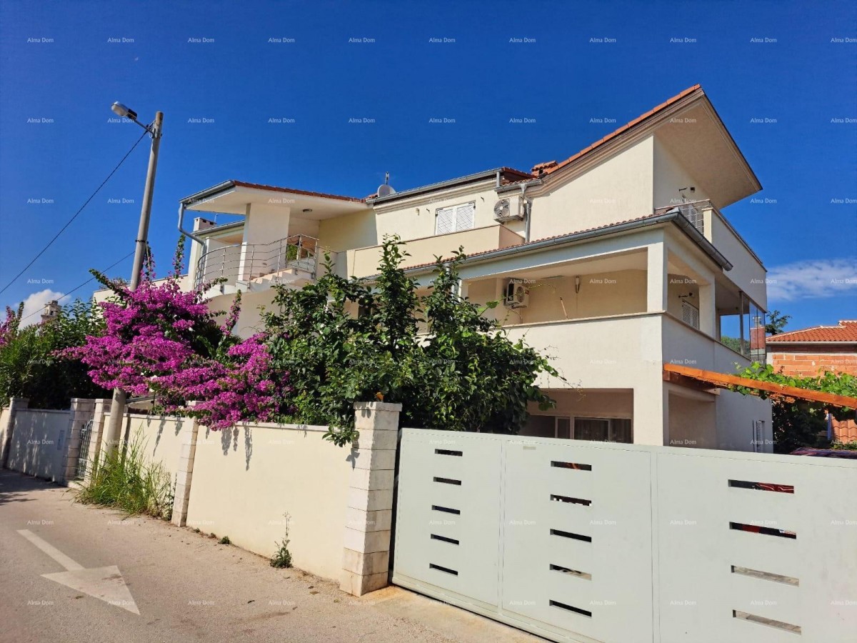 IN VENDITA – Casa con due appartamenti separati, Premantura 1