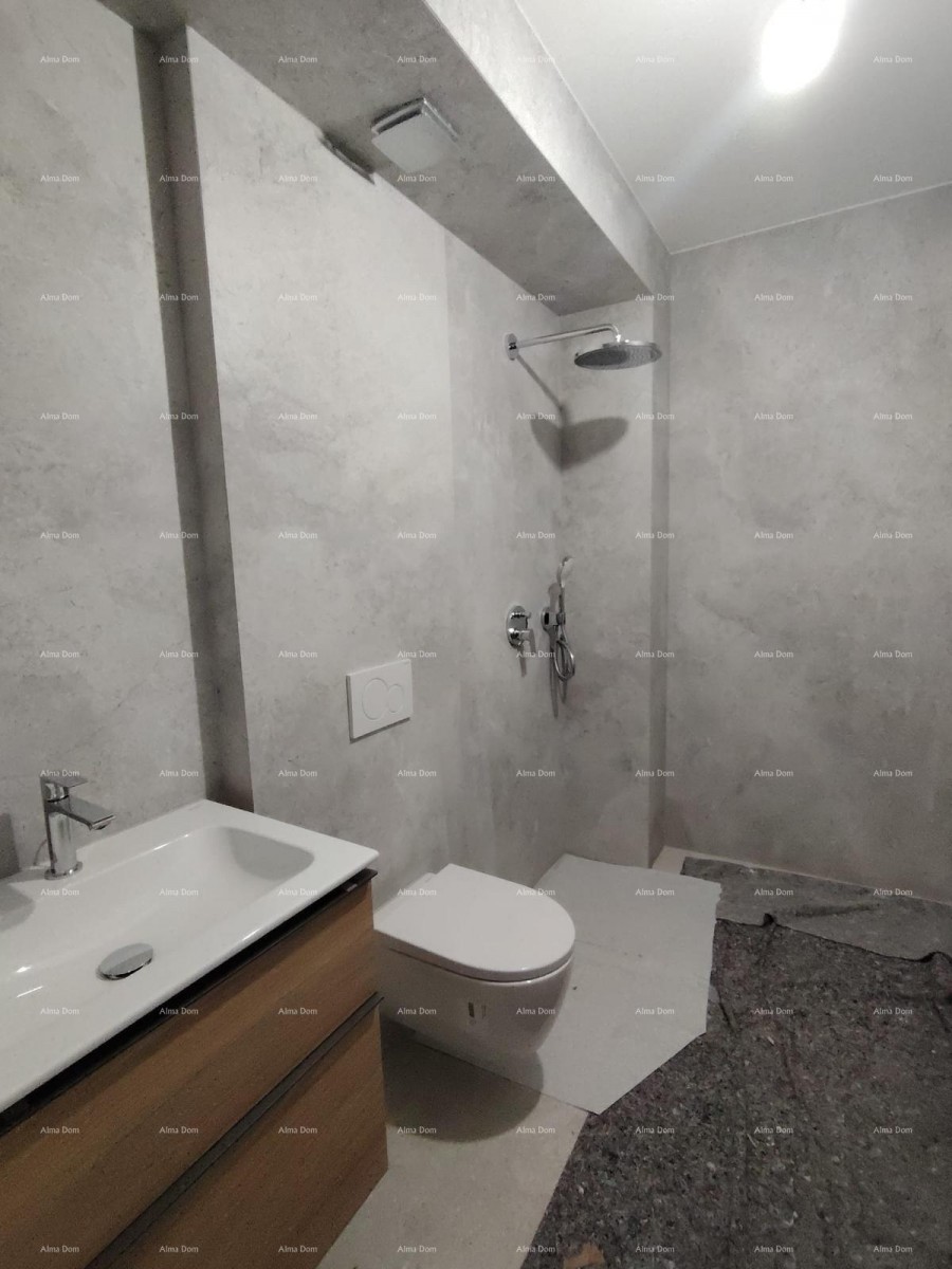 Prodaja stanova u stambeno-poslovnoj zgradi sa pogledom na more, centar Umaga! / S9 7