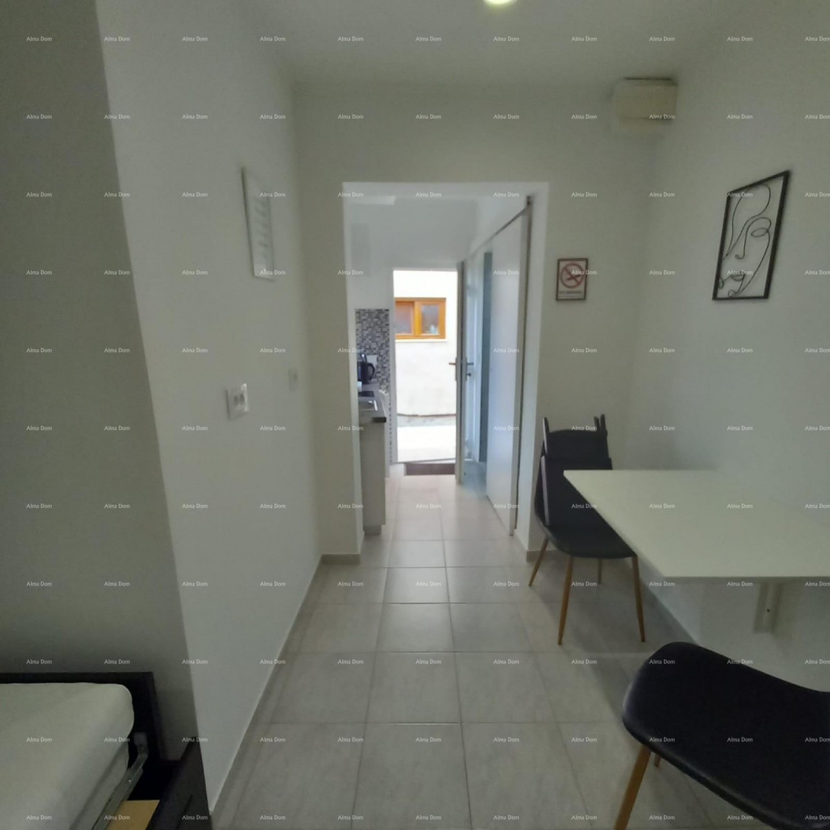 Prodaje se kuća sa 3 apartmana i dvorištem, blizu Pule. Pješčana uvala. 13