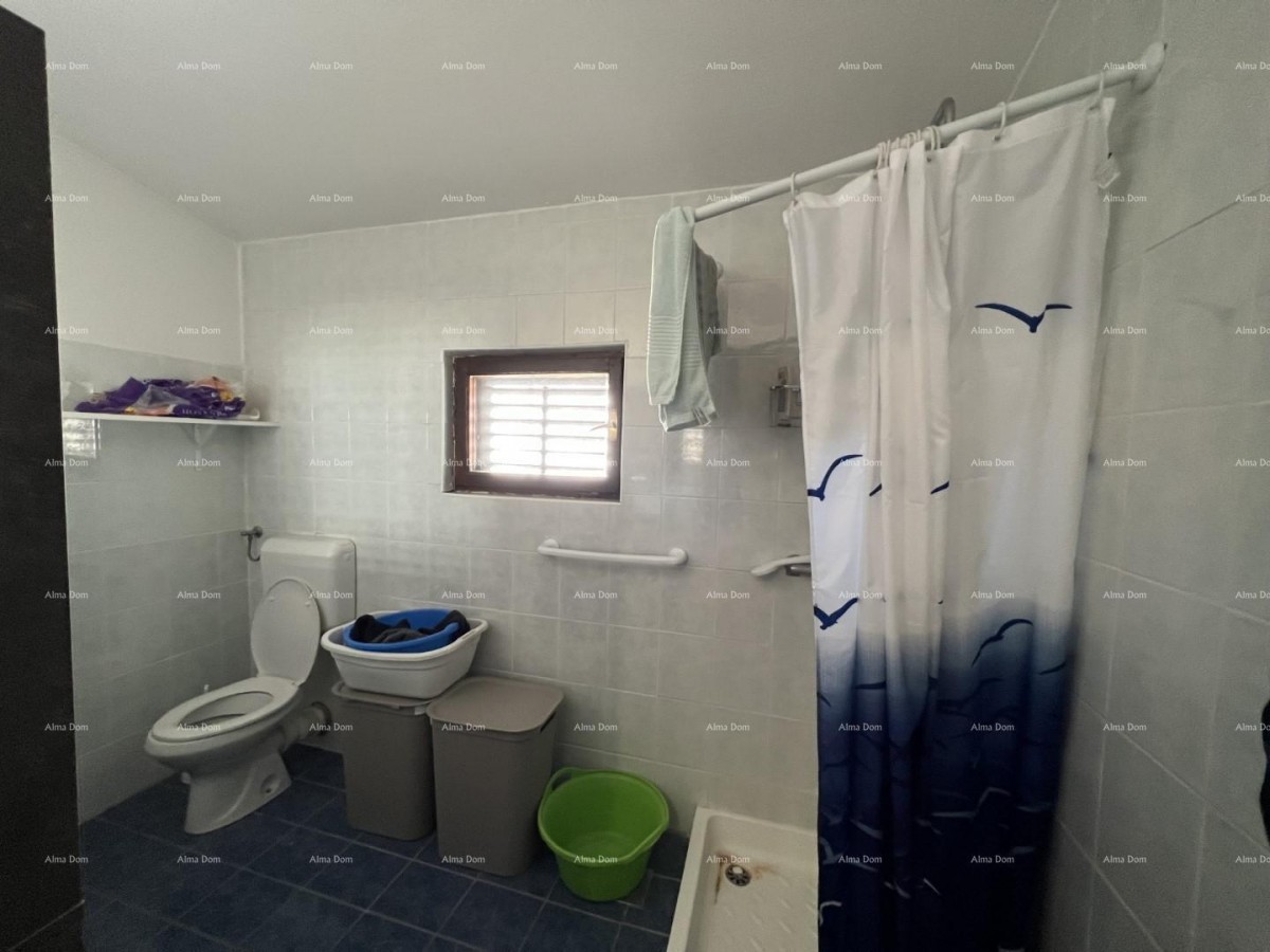 Vendiamo una casa ad uso commerciale e residenziale nel centro di Medulina. 4