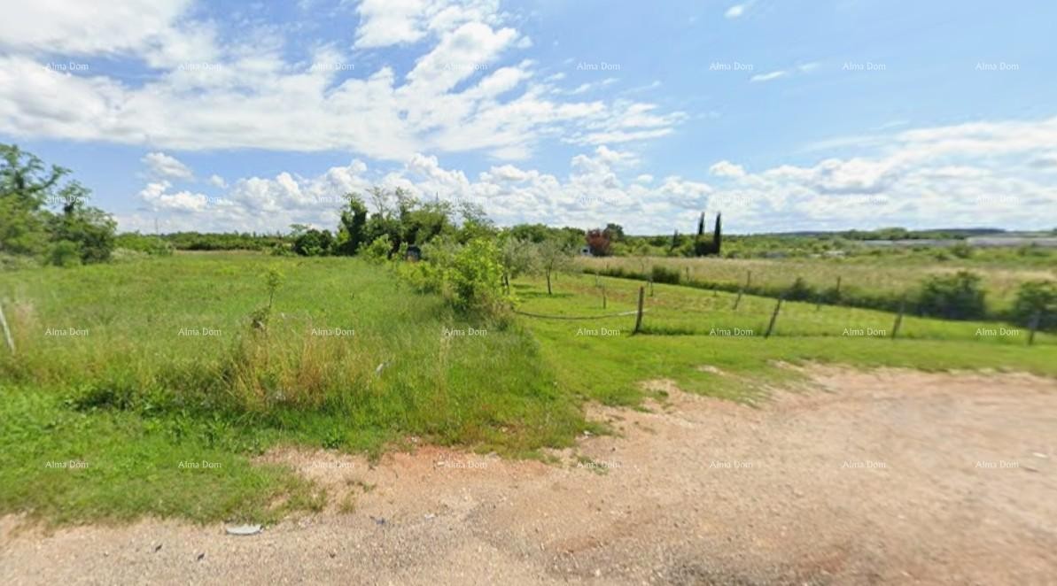 Atraktivno građevinsko zemljište za izgradnju stambene zgrade, Umag – 500 m od mora! 1