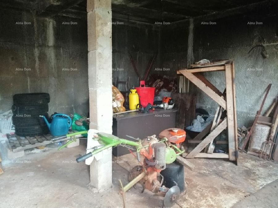 Građevinski teren sa 3 manja legalizirana objekta. Vareški. 13