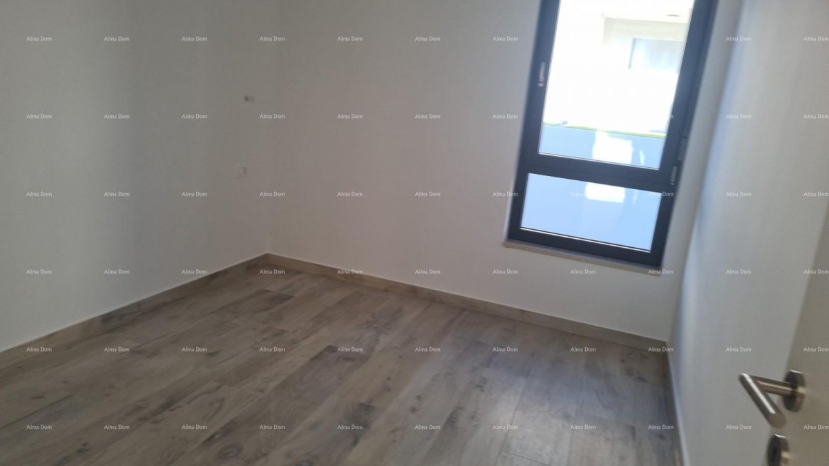 Modern apartment in block D with two parking spaces, close to Umag! 10