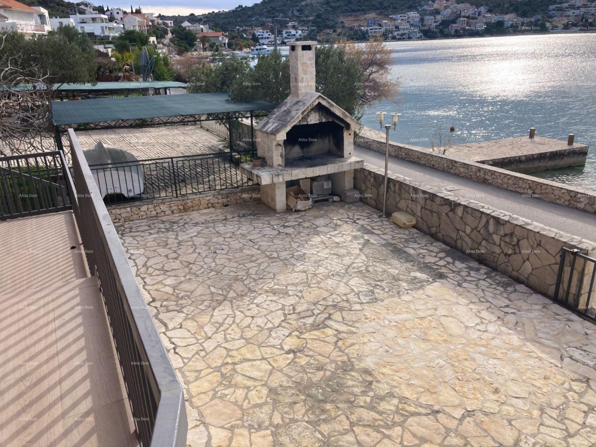 Prodaja - Prvi red do morja! Moderna, prostorna hiša s 4 ločenimi stanovanji, garažo in pomolom, Rogoznica. 27