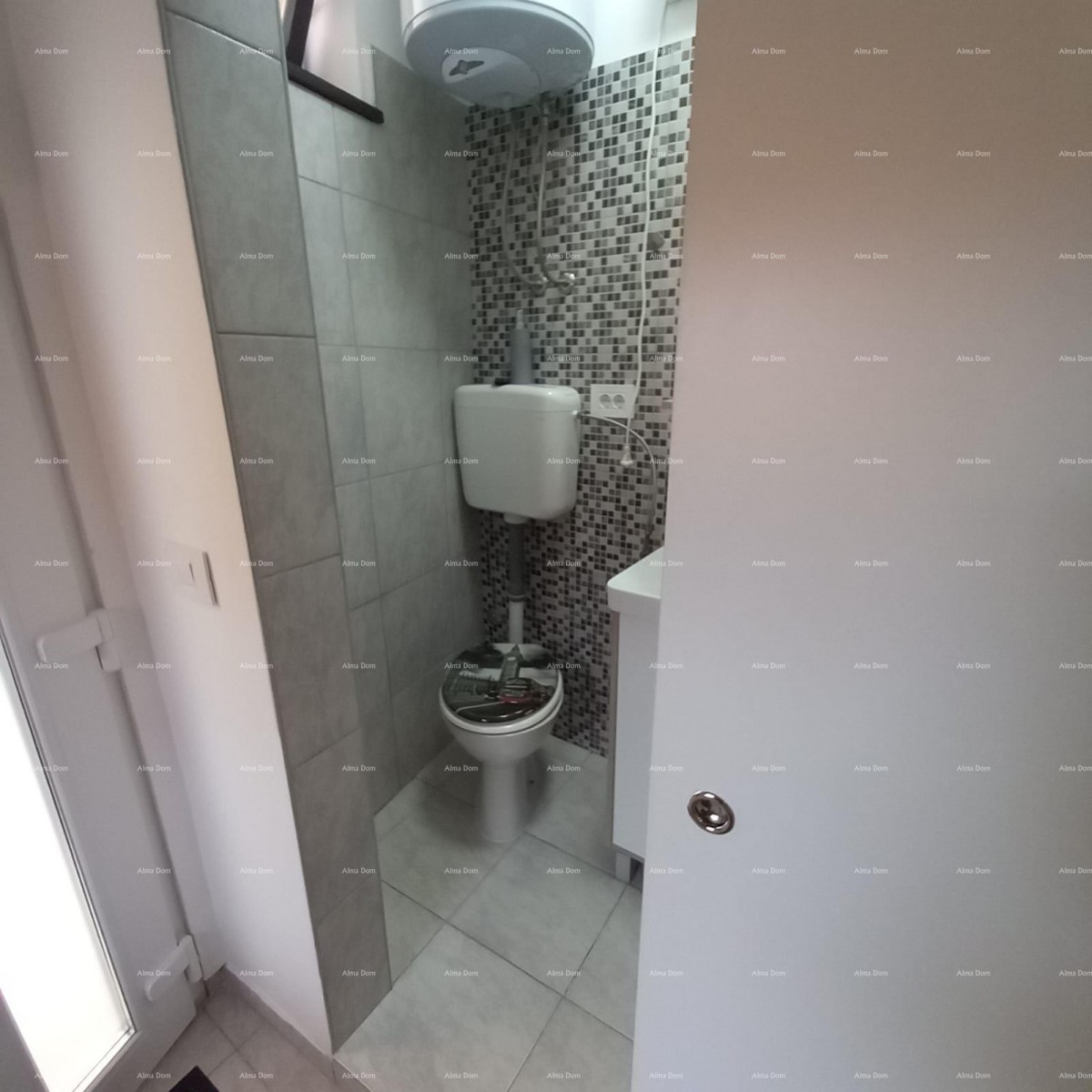 Prodaje se kuća sa 3 apartmana i dvorištem, blizu Pule. Pješčana uvala. 19