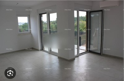 Prodaje se  prostrani 5-sobni stan površine 150 m², Poreč
