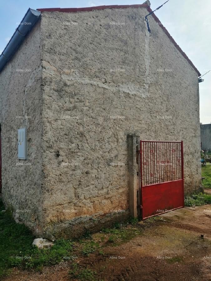 Građevinski teren sa 3 manja legalizirana objekta. Vareški. 4