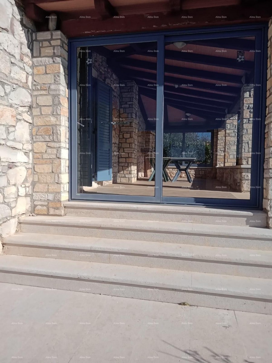 Proximity to the city of Umag. Duplex house for sale, 123.65 m² right on the seafront, 10 meters from the sea. 18