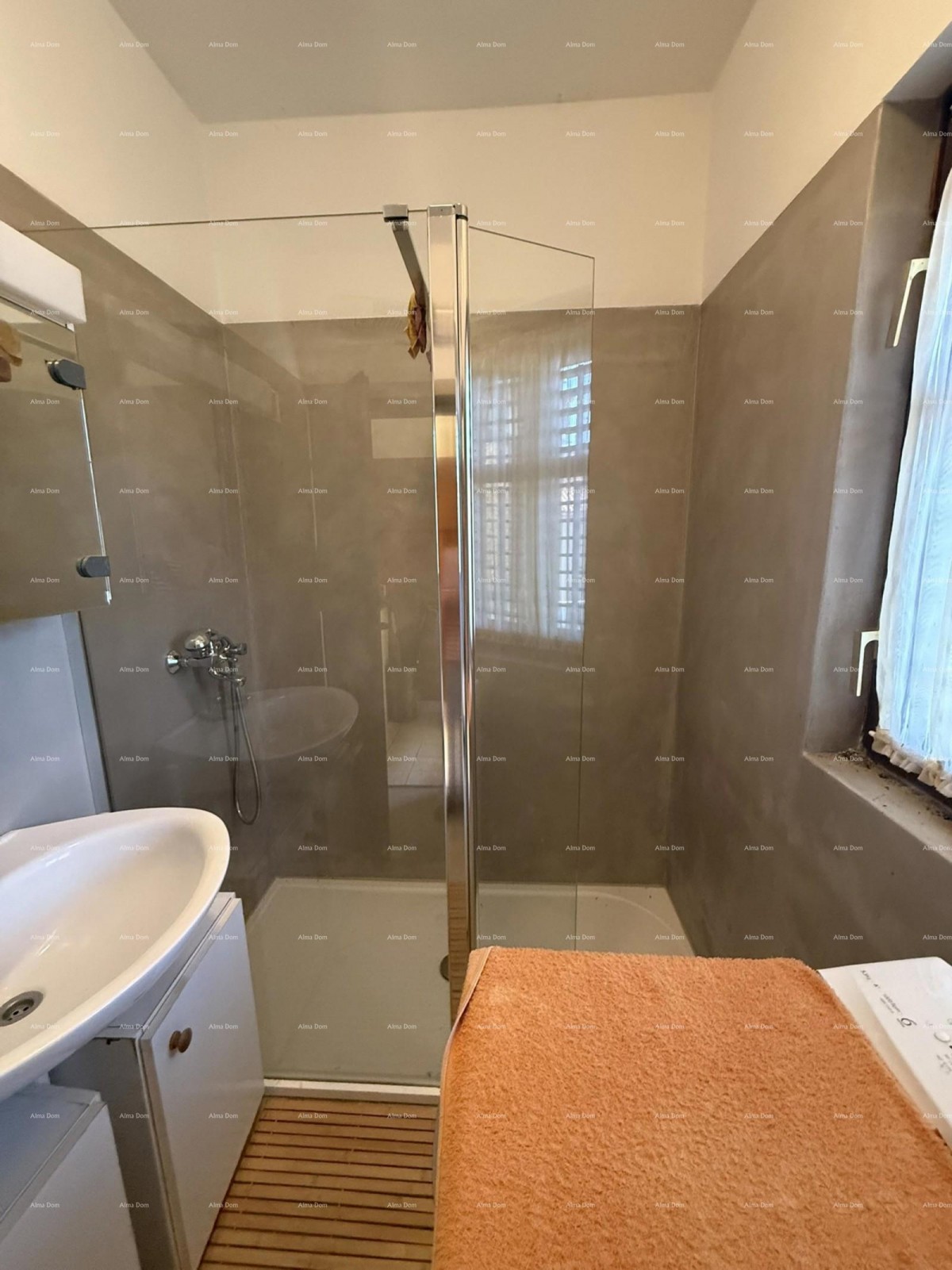 Šarmantna družinska hiša z veliko parcelo in dodatnim gradbenim zemljiščem v bližini Barbana 5